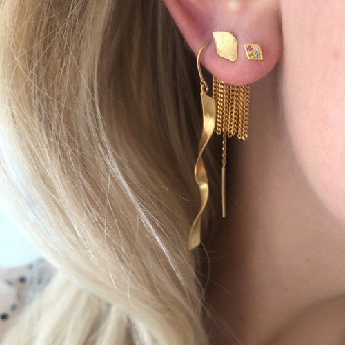 Stine A Lang Ørering med kæde guld_Long twisted hammered earring with chain gold_1188-02-s